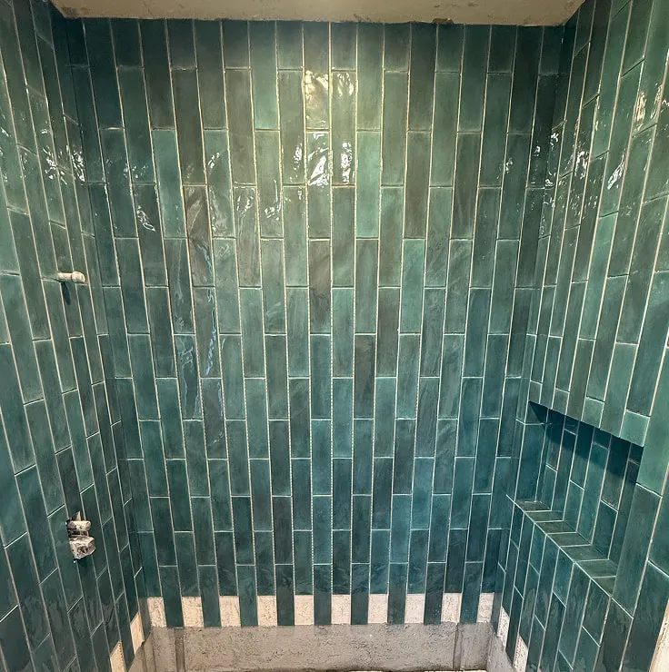 green-vertical-shower-tiles-min