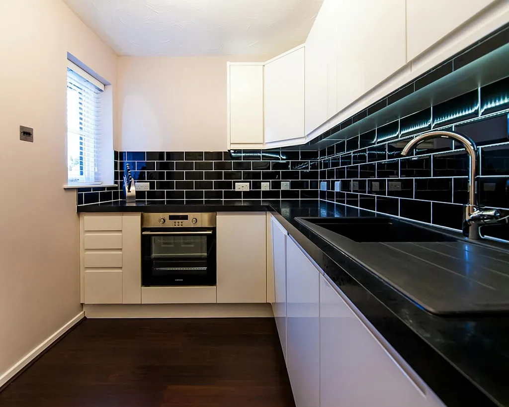 modern-kitchen-with-black-tile-backsplash